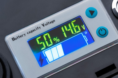 Lithiový akumulátor M-CELL 12V 23Ah + 5A nabíječka